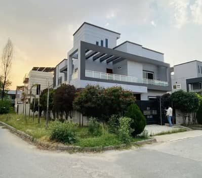 12 Marla Corner Furnished House Available For Rent