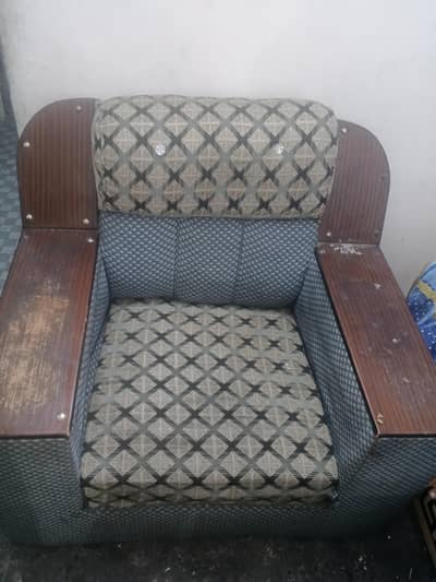 3+2+1 complete sofa set sale ke liye available hai (total 6 seater).