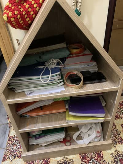 Yeh use hai 2 sofa hai 1 ek chota sa study table hai