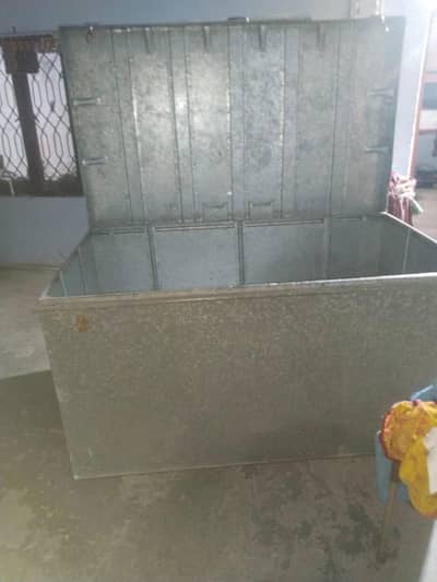 لوہے کی ایک عدد پیٹی برائے فروخت بالکل اچھی حالت میں