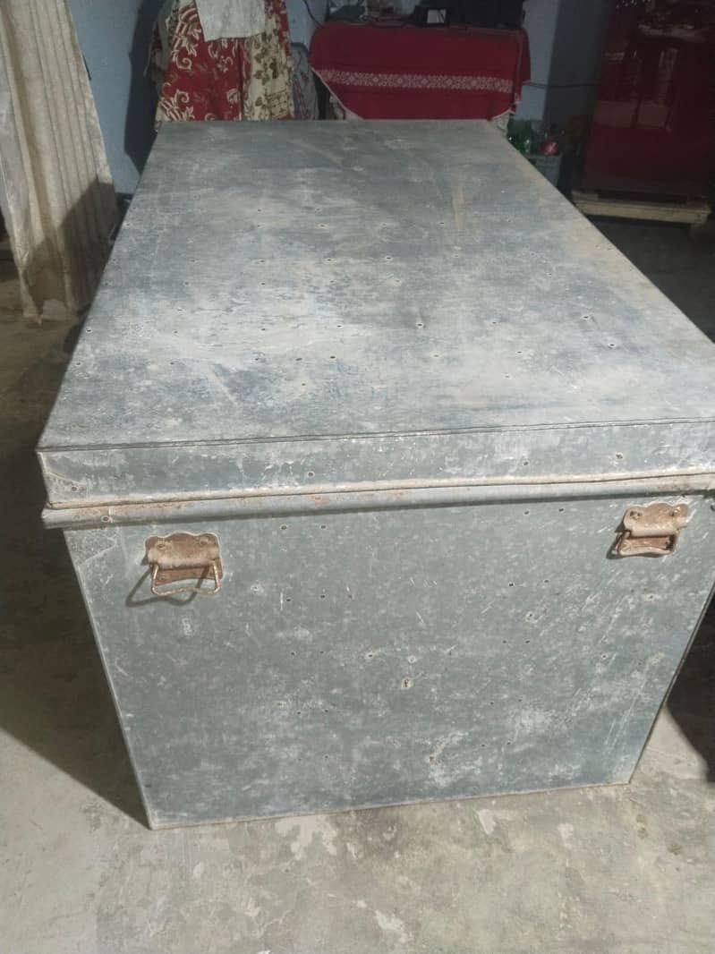 لوہے کی ایک عدد پیٹی برائے فروخت بالکل اچھی حالت میں 1