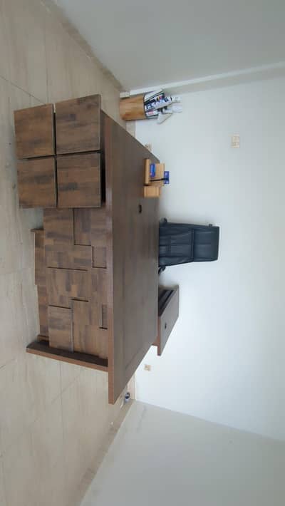 brand new only minor monir damaged 3 side and one kabin reling damage