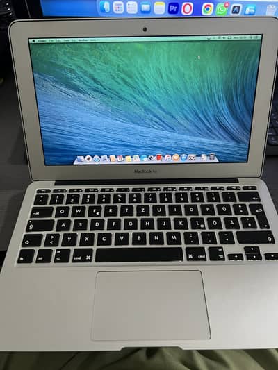 Macbook Air A1465 128GB 4GB Rom with OS X