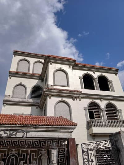 one Kanal Tripple story girls hostel or academy bussiness for sale