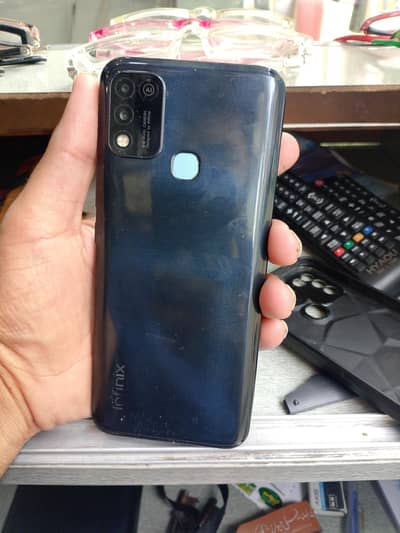 Infinix hot 10 play ha  4ram or 64g. ha