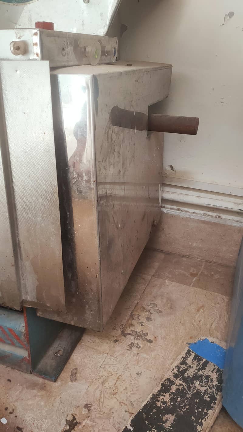 گنا جوس مشین جرنیٹر کے ساتھ  ایک مہینہ یوز کی ہے بس 2