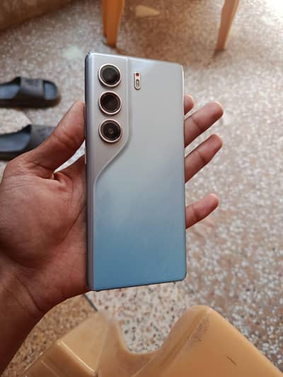 Tecno Camon 40 pro 8+8  RAM 256GB.