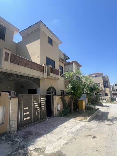 Upper portion in abubakar block available for rent neat and clean outstanding location near to commercial and park Gass available