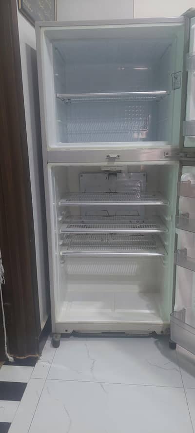 Dawlance medium size fridge