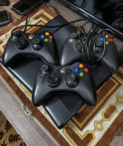 XBOX 360 SLIM WITH 3 CONTROLLERS