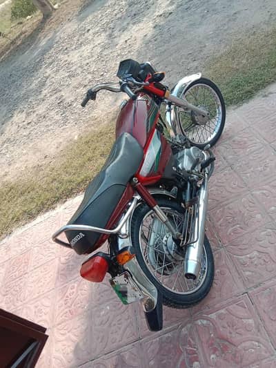Honda CD 70, Model 2017 , used like new , new tyres ,new chain set
