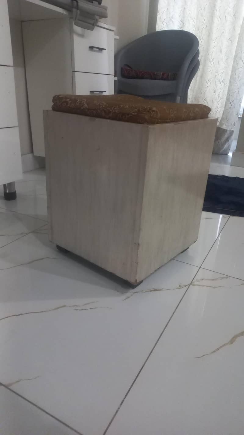 Dressing with stool 1