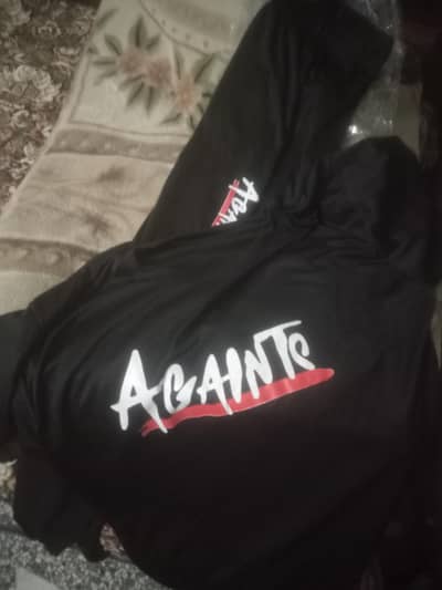 againts trousershirt size XL