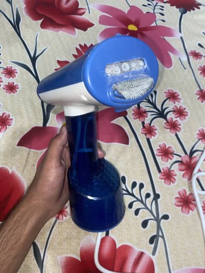 Handheld garment streamer