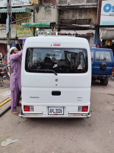 Van Pick & Drop Service for UOL, UET, Superior | Pine Avenue