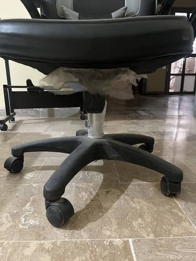 Selling Gaming or Computer chair slightly used