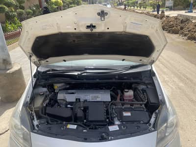 Toyota Prius 2015/18 1st owner full original pearl white
