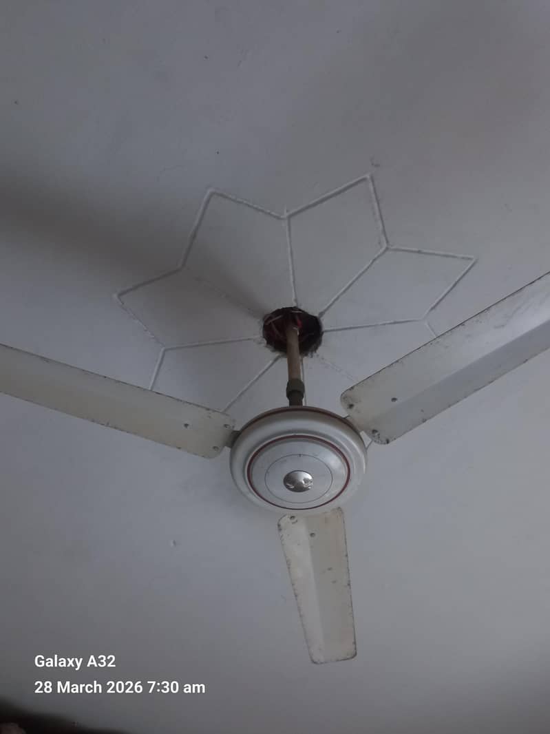 پنکھے تین عدد 0