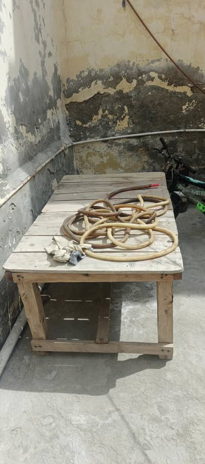 Table Size 4/3  Phtay hen 3  akthy lena wala ho