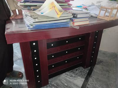 table bilkul new Hy un touch chair use Hoi hwi office k lye hy