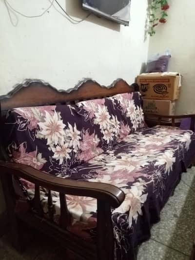 Sofa for sale achi  condition mein hain mazboot sofa hain