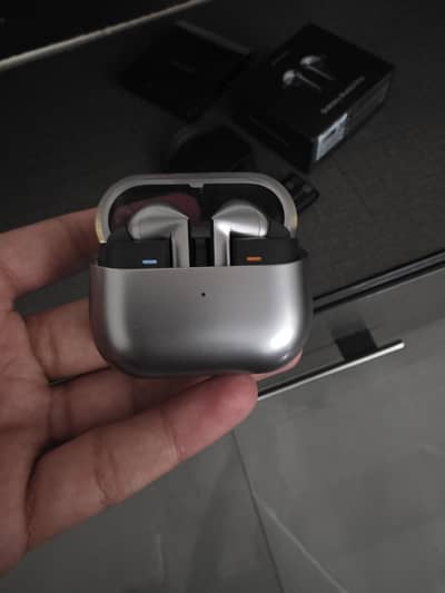 Samsung Galaxy Buds3 Pro (Silver) UAE varient