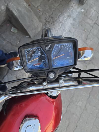 honda 125 red color almost genuine condition