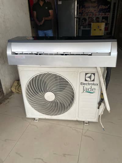 2tan k Ac h indoor outdoor dono h  all ok h  working ma h