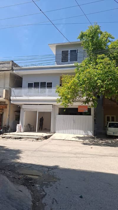 Big corner House in Satellitetown available for sale