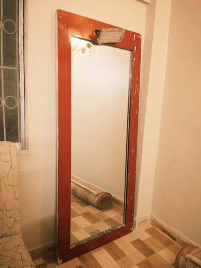 salon mirrors with tha drawer table