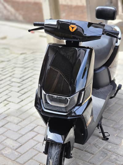 Like New Yadea Rulbin Scooty for Sale  Smooth & Eco-Friendly Ride