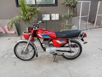 I'm selling my bike Honda 125 total geniune condition 03253785445