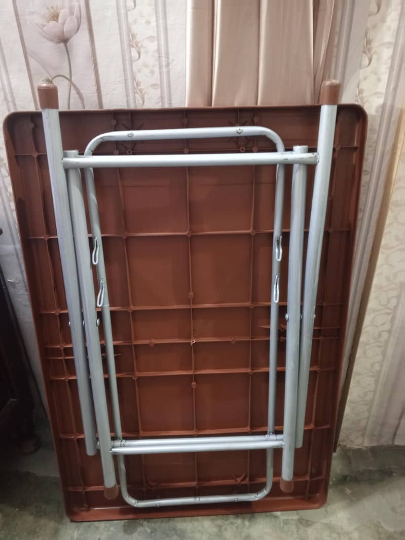 folded plastic table 1