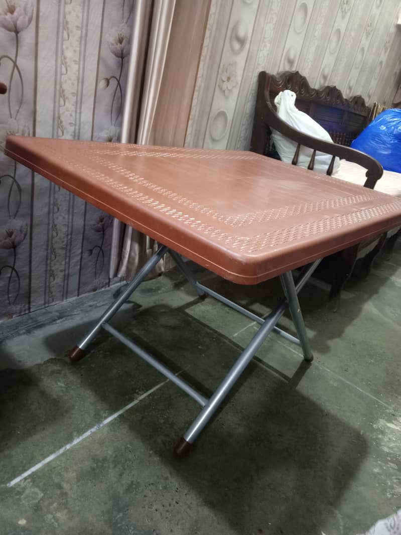 folded plastic table 2