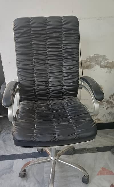 1 Comfortable Office/Desk Chair - Black one