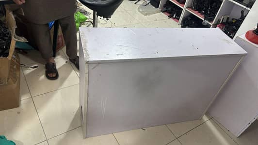 3 Counter Table 3 Boxes Type Racks