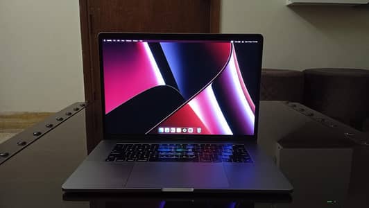 Macbook pro 2017 15 inch 256GB 16GB i7 Touchbar Edition