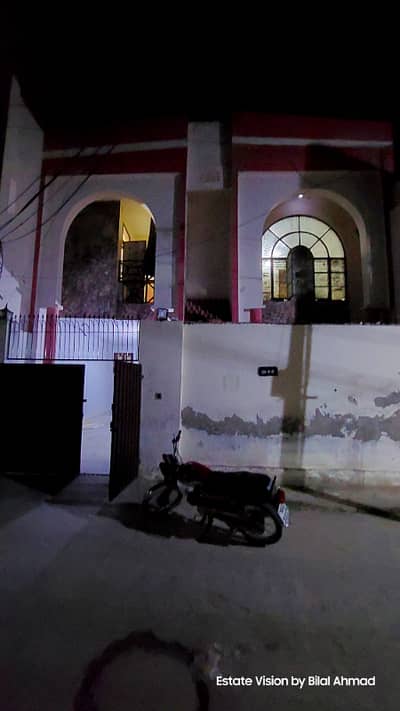 0321 86 10 688 Hot location 5 Marla double story house with suigas facility for rent