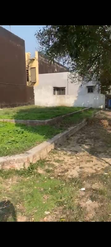 8 Marla Corner Plot For Sale On Main Road  Prime Location, Wide Green Belt On The Corner  Base Work Complete.   Ready To Construct  All Dues Clear.