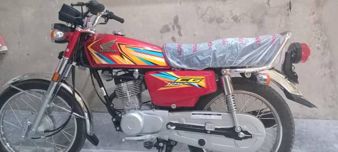 Honda 125, Red color, condition brand new, sirf 1300 km chala hua