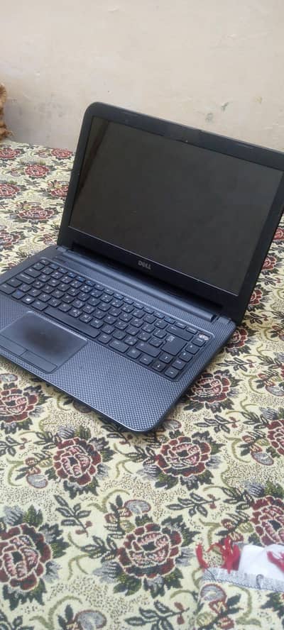 Dead Laptop for sale Hard drive and ssd ni ha or battery kharab ha
