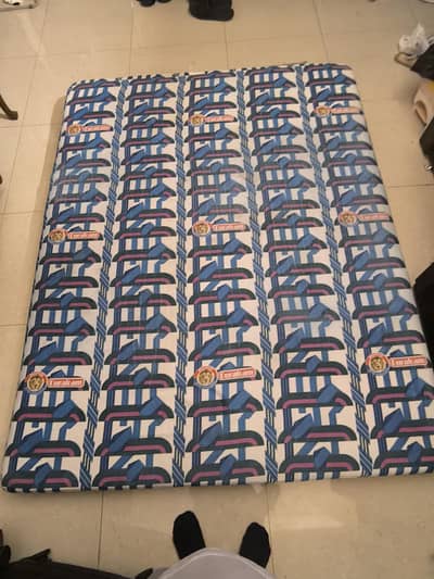 Good condition mattress, like new. only used few months. DURA FOAM 8"