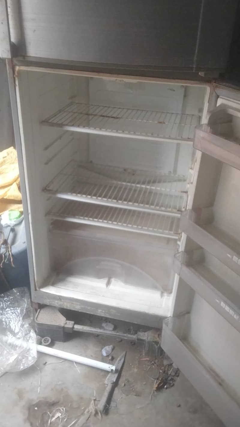 ڈونرز کی فرج جو ہے بالکل اوکے ہے صرف ربڑ کا پرابلم ہے 1