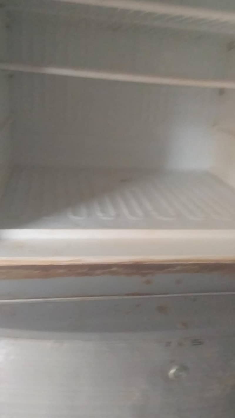 ڈونرز کی فرج جو ہے بالکل اوکے ہے صرف ربڑ کا پرابلم ہے 2