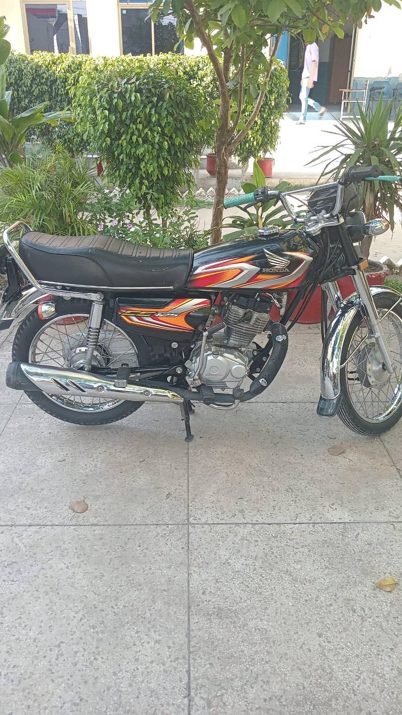 موٹر سائیکل سیل کرنی ہے کالج سے گھر کا فاصلہ طے کرتا تھا میں بس 0