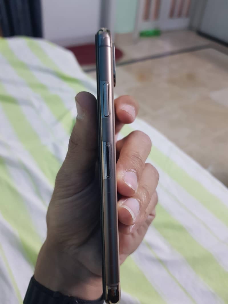 iPhone Xs 4