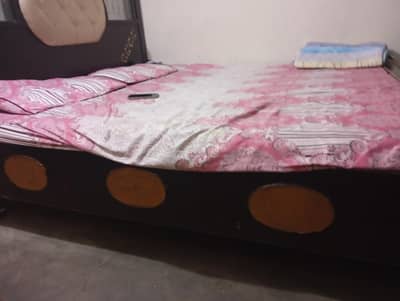 bed sale krna hy mattress b sath he hy bilkul ok hy condition 10,9 hy