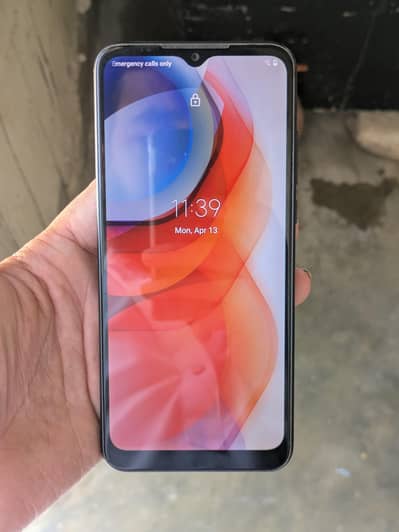 10/10 piece hain moto g Play  price 12000