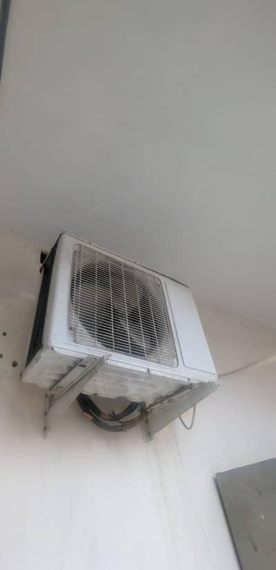 1 ton Split AC – Good Condition – Urgent Sale – 33000