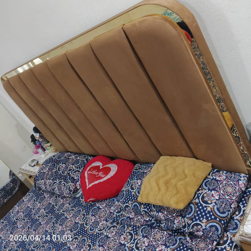 new condition bed+ side table 0